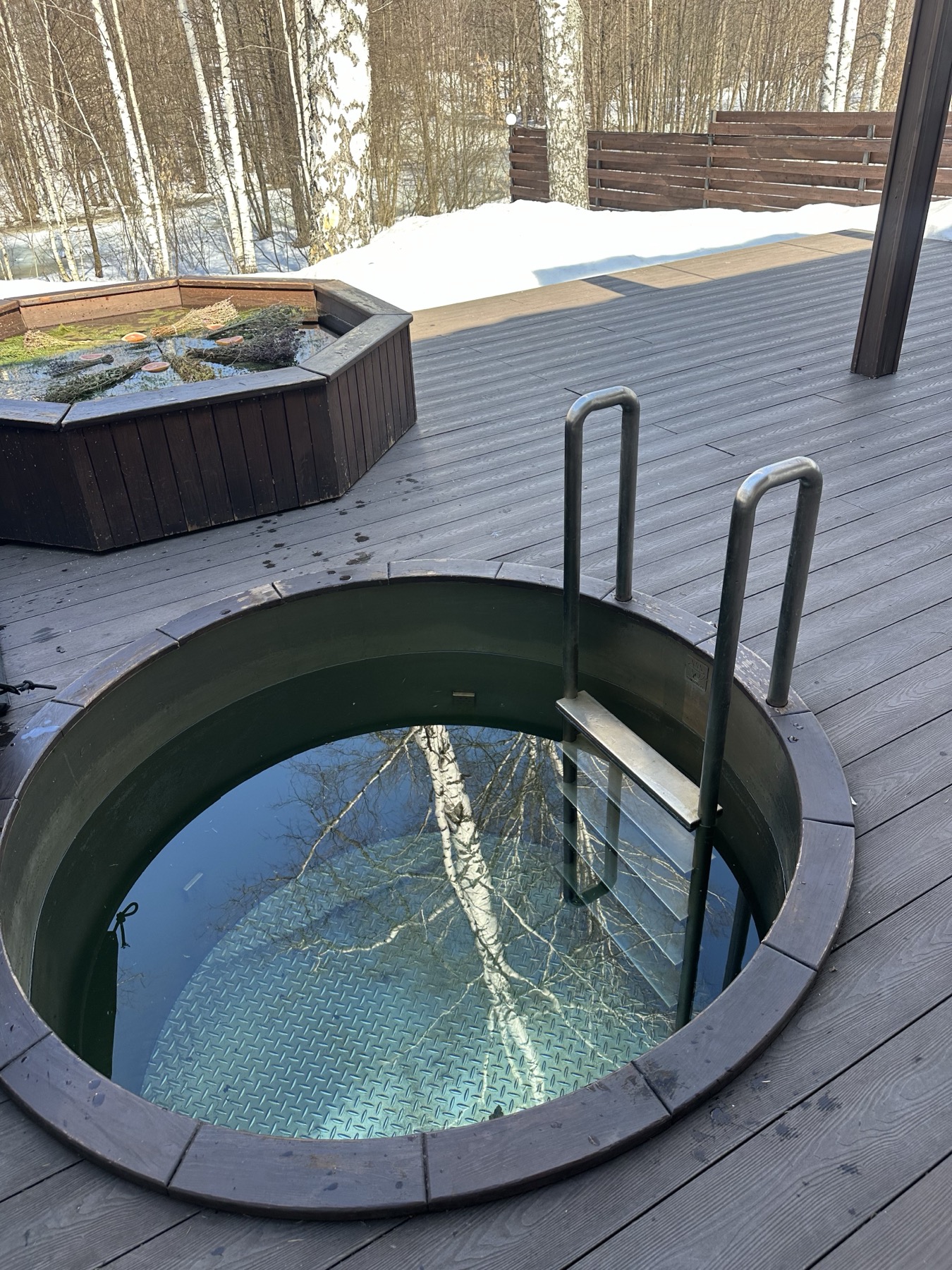 Чан и терраса банного комплекса Хан Пар в живописном районе